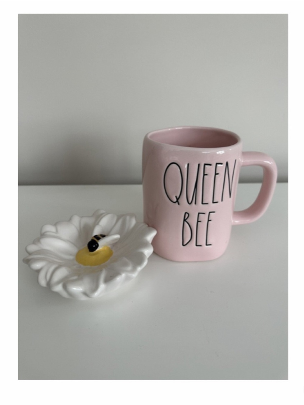 NEW Rae Dunn Pink Queen Bee Bumble Bee Daisy Flower Topper Mug 🐝